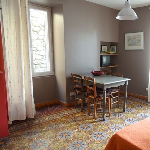 COUNTRY HOUSE 4 people - Outside the Domaine, village house Equipped gîte for 4 people / optional access to swimming pool