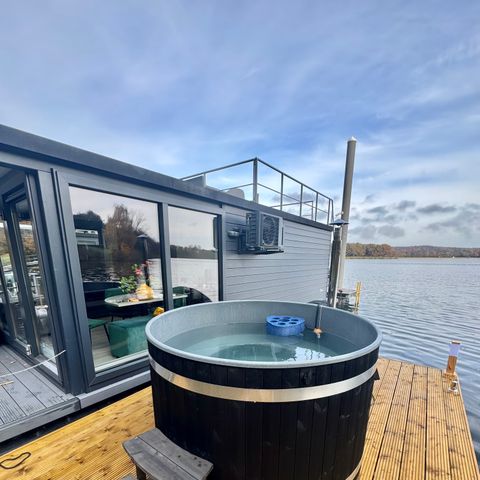 LODGE 6 people - Houseboat 4-6 persons (with roof terrace and hot tub)