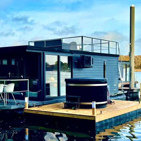Lodge 6 persons - Houseboat with XL hot tub & roof terrace